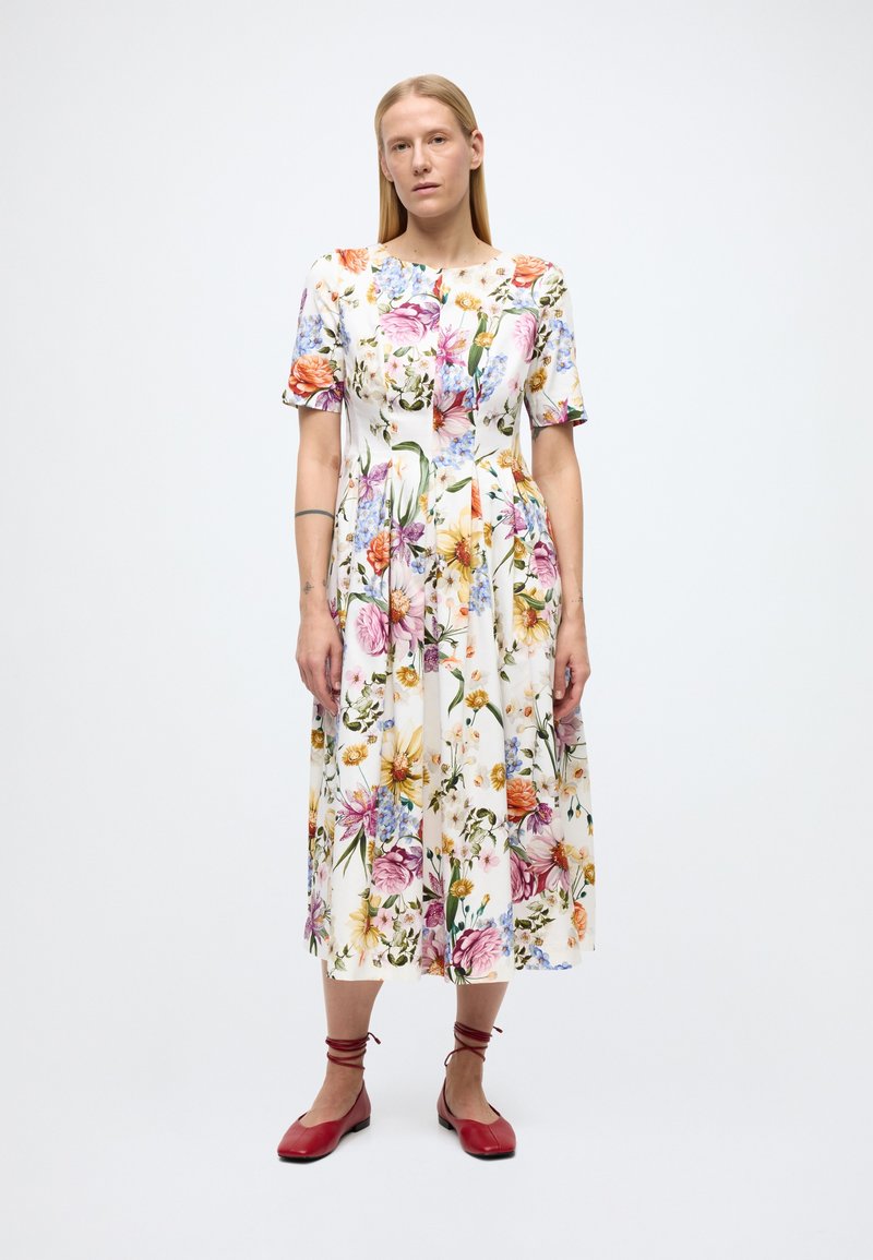 Midi-jurk met bloemenprint van lichte stof, voorzien van korte mouwen, een ronde hals, een geplooide taille en levendige veelkleurige bloemenpatronen.