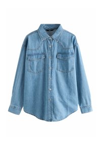 Lichtblauwe denim shirt met lange mouwen, knoopsluiting aan de voorkant, twee borstzakken en een klassieke kraag, weergegeven tegen een witte achtergrond.