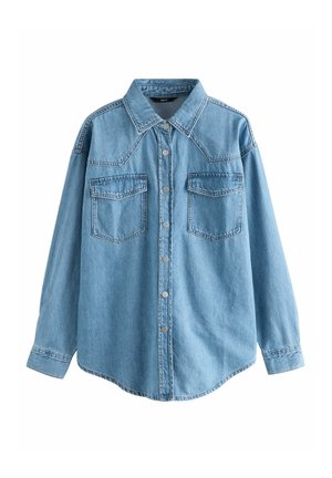 Chemise en denim bleu clair à manches longues, avec un devant à boutons, deux poches poitrine et un col classique, présentée sur fond blanc.