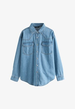 Hele sinine džinsipoolse särgiga, millel on pikad varrukad, nööbiga esiosa, kaks rinna taskut ja klassikaline krae, esitatuna valge tausta ees.