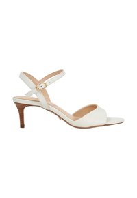 Witte leren hoge hak sandaal met een cross-strap ontwerp, een kleine gouden gesp accent en een gestructureerde houten hak. Open teen stijl.