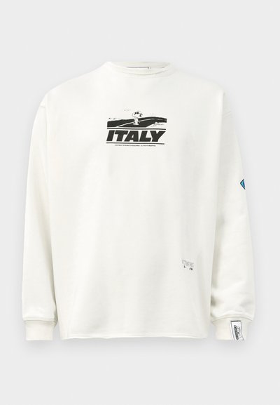 Felpa bianca a maniche lunghe con stampa grafica nera di "ITALIA" e un personaggio, in tessuto testurizzato e con polsini a coste.