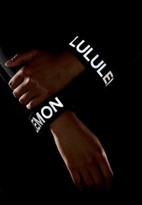 Dve ruke prekrižene na zapešćima, u crnim rukavima s bijelim reflektirajućim logotipima "LULULEMON" na crnoj pozadini.