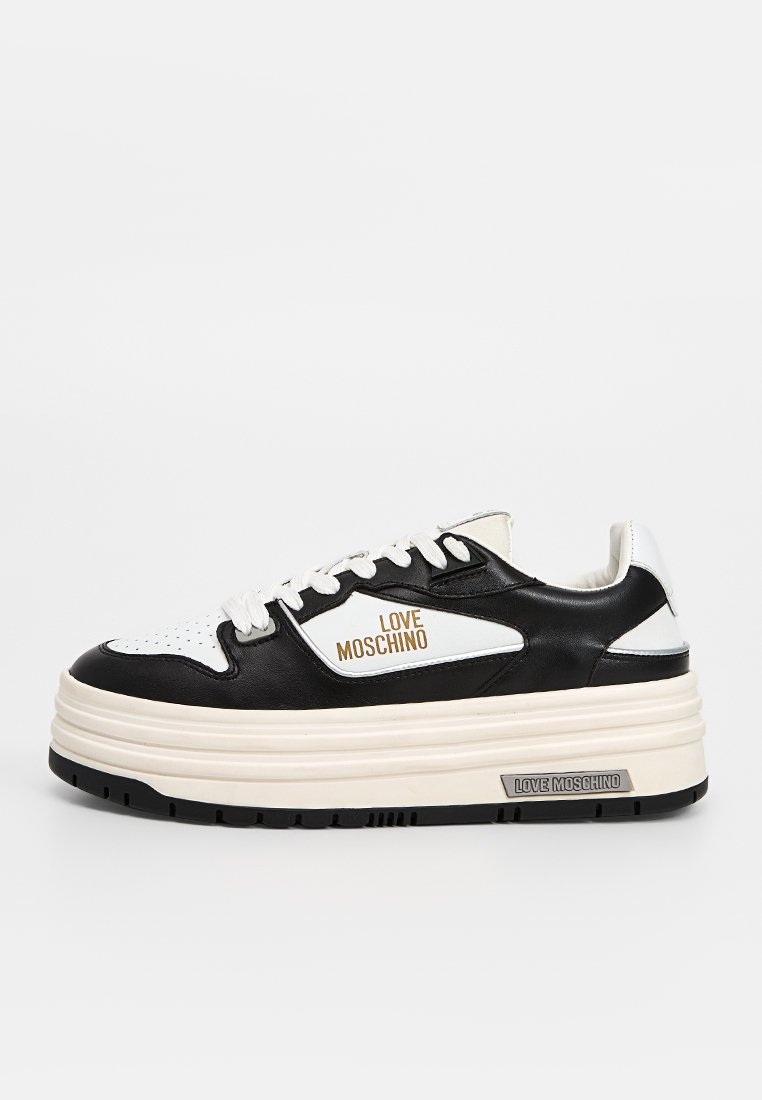 Sneaker in pelle bianca e nera con suola cremosa spessa. Presenta punta traforata, logo "Love Moschino" e dettagli testurizzati.