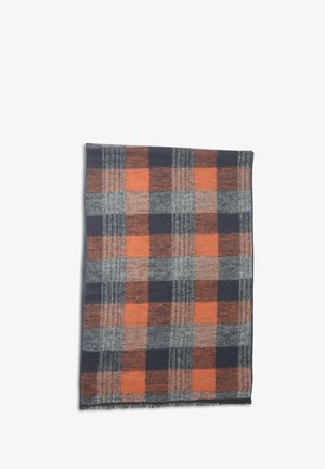 Couverture en plaid grise, marine et orange. Texture douce avec un bord frangé. Présente un grand motif à carreaux avec des couleurs alternées.