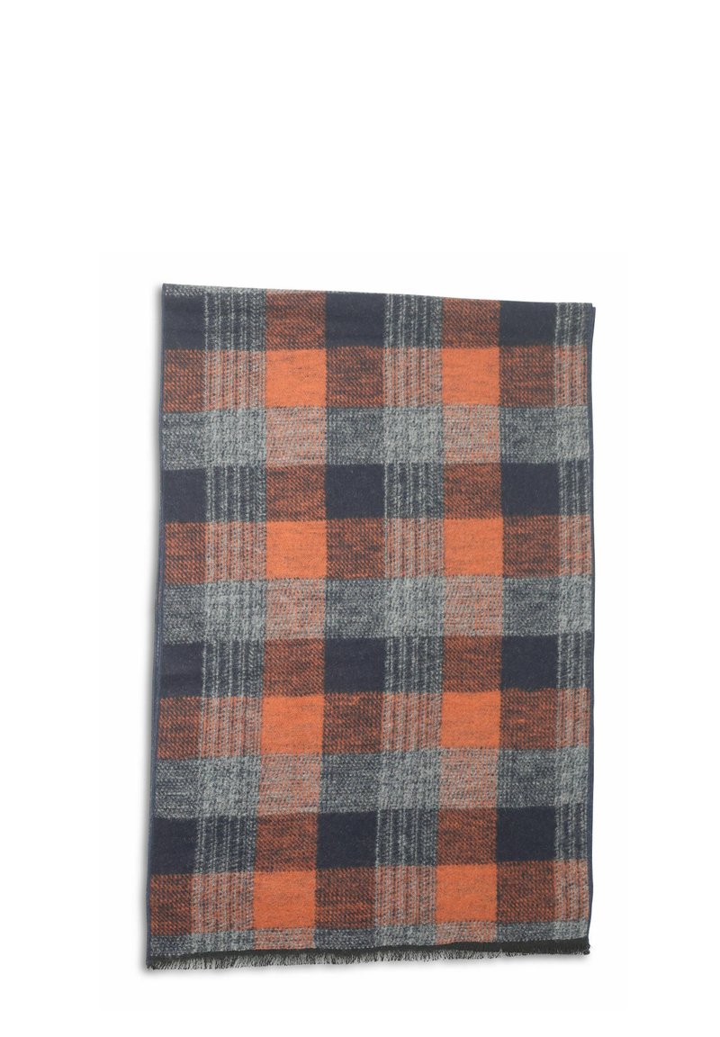Couverture en plaid grise, marine et orange. Texture douce avec un bord frangé. Présente un grand motif à carreaux avec des couleurs alternées.