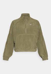 Sudadera de forro polar verde oliva con media cremallera, bolsillo frontal y logo de Nike. Presenta puños elásticos y sutiles costuras decorativas.