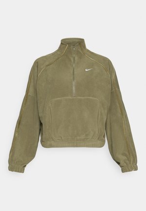 Oliven grøn fleece pullover-jakke med en halv lynlås, forlommer og Nike-logo. Har elastiske manchetter og subtile syninger.