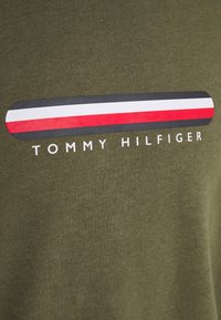 Tommy Hilfiger TRACK - Parte de cima do pijama - army green