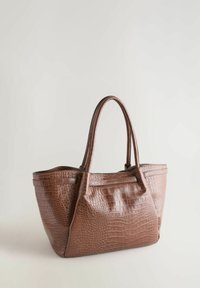 Geantă tote din piele cu model de crocodil de culoare maronie, cu două mâneri rezistente, având un compartiment spațios și o textură netedă.