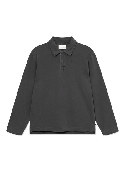 Σκούρο γκρι μακρυμάνικο πόλο με υφή υφάσματος, πλαϊνή λωρίδα με τρία κουμπιά και διακριτικό λογότυπο στο στήθος. Διαθέτει κλασικό γιακά.