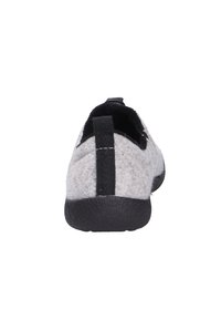 Scarpa slip-on grigia con suola in gomma nera e linguetta sul tallone. Presenta un design semplice con accenti neri a contrasto.