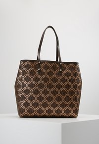 Brązowa torba typu tote z teksturowanym wzorem i metalicznymi akcentami. Podwójne uchwyty, szeroka konstrukcja oraz geometryczny wzór w ciemniejszych odcieniach.