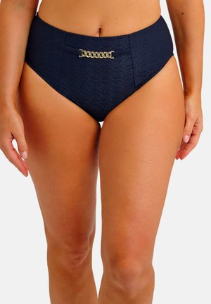Hoch taillierter marineblauer Bikini-Slip mit strukturiertem Muster und goldenem Kettenakzent vorne, mit einer glatten Stoffoberfläche.