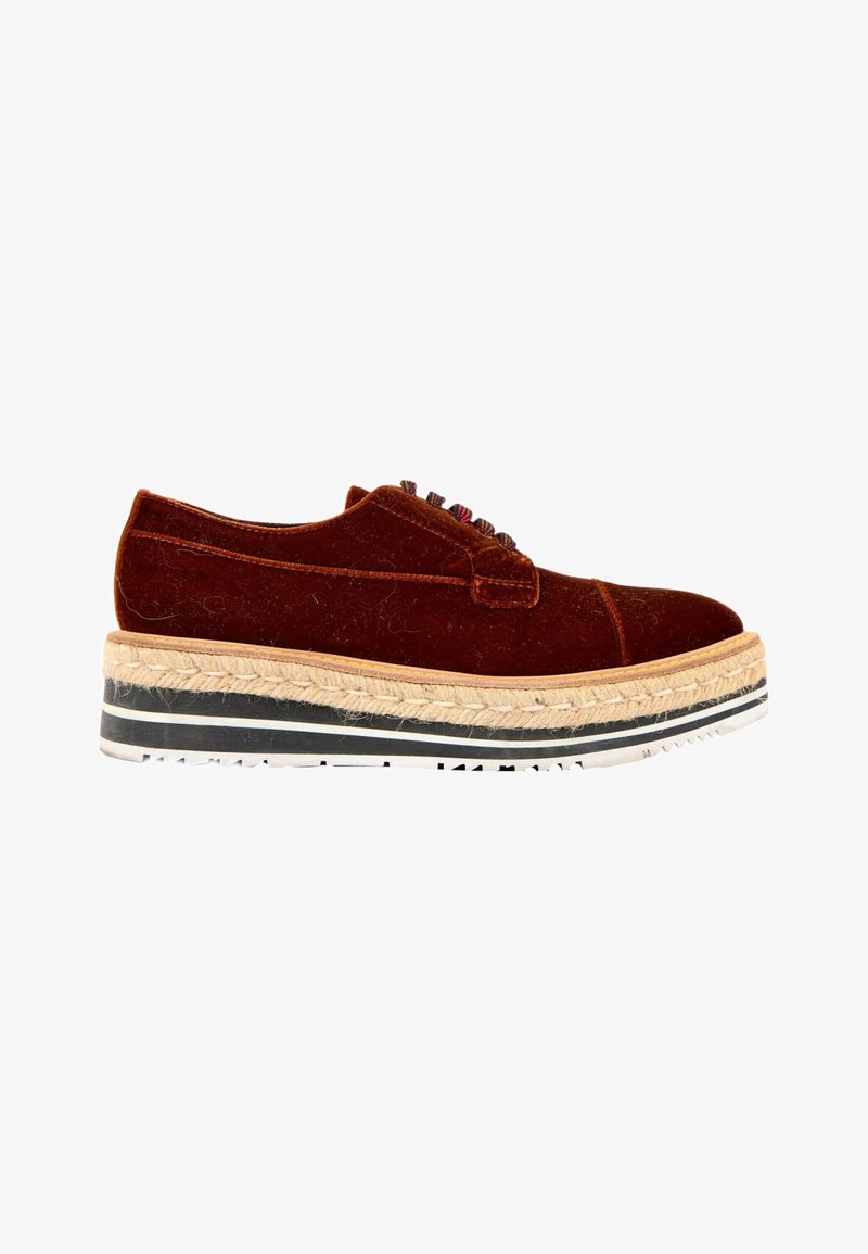 Chaussure à lacets en velours marron avec une semelle intermédiaire tissée épaisse et une semelle extérieure en caoutchouc rayée noir et blanc, vue latérale sur fond blanc.