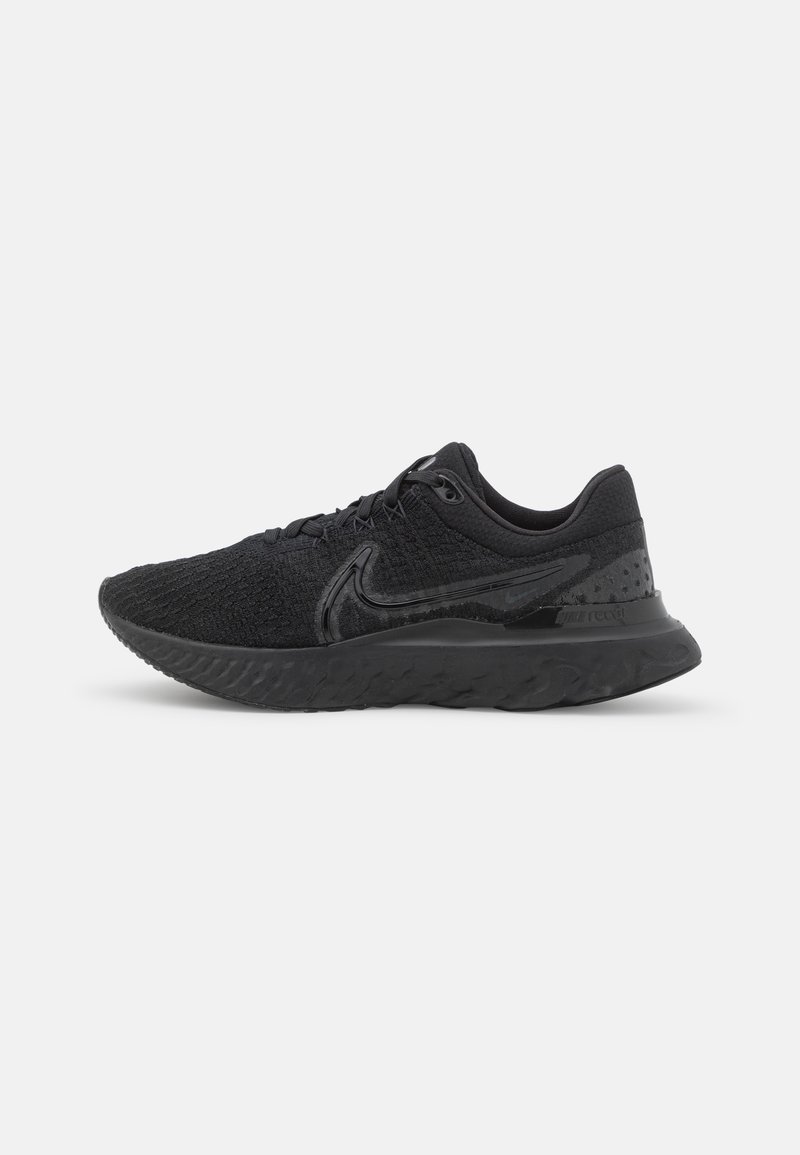 Chaussure de course Nike noire avec tige en maille texturée, fermeture à lacets, semelle amortie et logo swoosh brillant sur le côté, vue de profil.