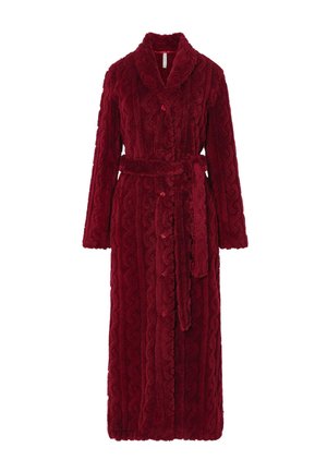 Ropa de terciopelo carmesí, con un patrón de cable texturizado, cuello chal, mangas largas y un cinturón a juego.