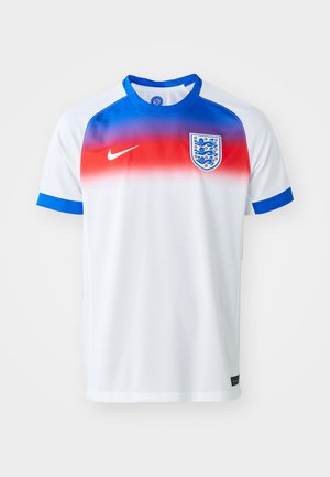 Maillot de football Nike avec un corps blanc, un dégradé de rouge à bleu en haut, des accents bleus sur les manches et l'emblème de l'Angleterre sur la poitrine à gauche.