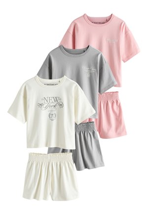 Trois ensembles de t-shirts à manches courtes et de shorts à taille élastique en rose, gris et blanc avec des motifs de texte imprimés.