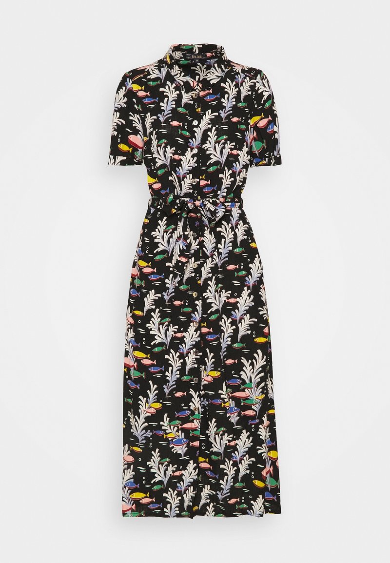 Short-sleeve black dress with a floral and fish pattern. Made of lightweight fabric, it features a collared neckline and a tied waist.