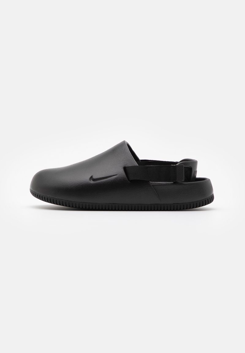 Sabot noir à enfiler avec sangle à l'arrière, semelle texturée et logo Nike sur le côté, conçu pour un usage décontracté.