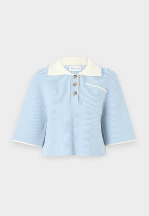 Pullover a maglia celeste con maniche corte, texture a coste, colletto crema, tre bottoni marrone e una piccola tasca sul petto.