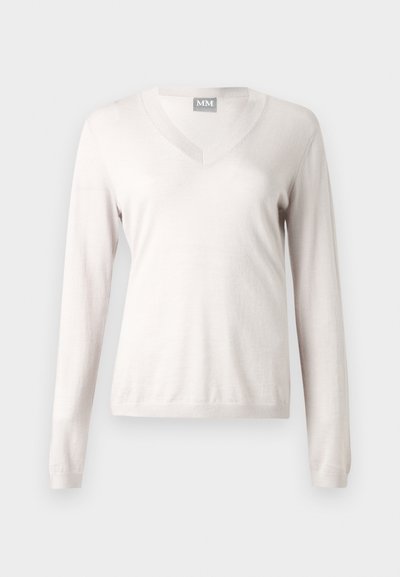 Λευκό πλεκτό πουλόβερ μακρυμάνικο με V-λαιμόκοψη, με ριμπ μανσέτες και τελείωμα, που απεικονίζεται σε απλό ανοιχτό φόντο.