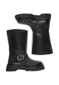 Botas negras de cuero hasta la mitad de la pantorrilla con suelas gruesas de goma y una correa con hebilla plateada en el lateral exterior, vistas desde los lados y desde arriba.