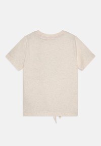 Kortærmet, lys beige T-shirt lavet af blødt stof, med rund hals og en lille sløjfedetail ved kanten.