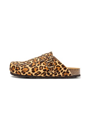 Zuecos de estampado de leopardo con textura de ante, detalles en marrón, una hebilla lateral y una plantilla parecida al corcho. Suela plana con un diseño de punta redonda.