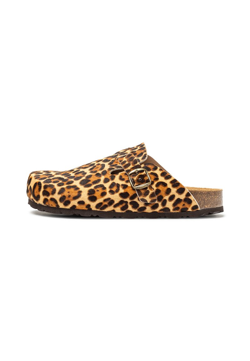 Zuecos de estampado de leopardo con textura de ante, detalles en marrón, una hebilla lateral y una plantilla parecida al corcho. Suela plana con un diseño de punta redonda.