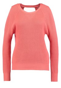 Koralowy sweter dziany z długimi rękawami, prążkowaną teksturą, szerokim okrągłym dekoltem oraz wycięciem z tyłu. Charakteryzuje się luźnym krojem i gładkim wykończeniem. 