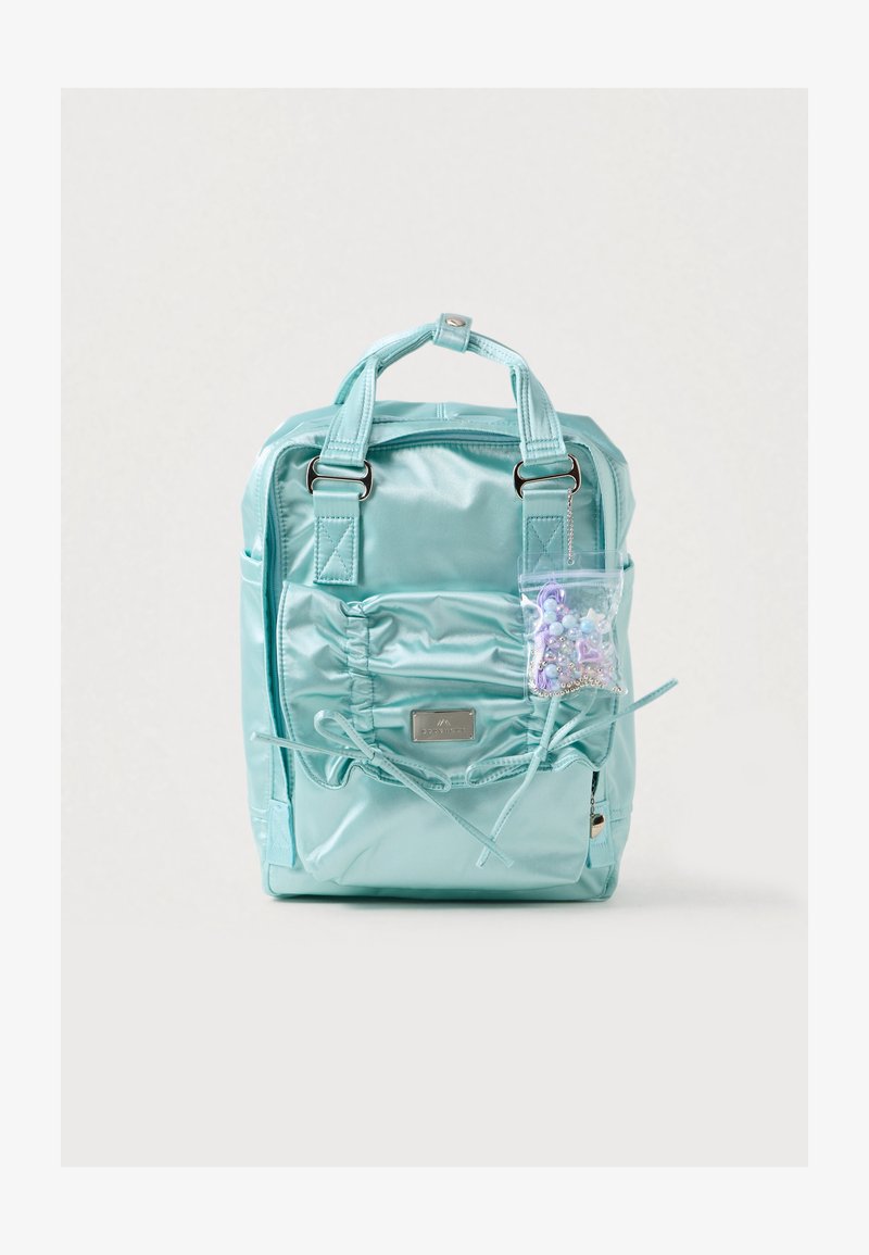 Neraznobojni zeleni ruksak napravljen od sjajnog materijala, sa prednjim šniranjem, dva gornja držača i prozirnom džepom s raznobojnim perlicama.