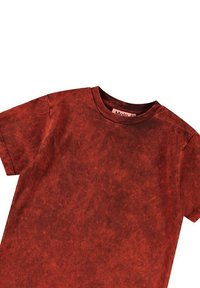 Rød, struktureret T-shirt med rund halsudskæring og korte ærmer, der har et meleret design i varierende nuancer af rød.