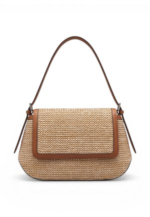 Borsa beige intrecciata con rifiniture in pelle marrone e tracolla lunga singola, chiusura con patta rettangolare e bordi inferiori arrotondati.