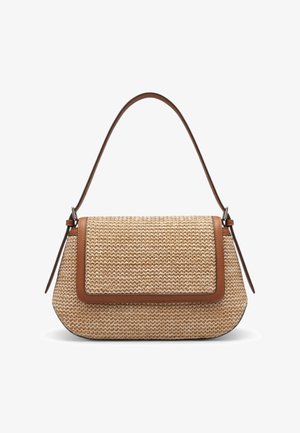 Pletená béžová kabelka s hnědým koženým lemováním a jedním dlouhým popruhem, obdélníkovým zavíráním s klopou a zaoblenými spodními okraji.