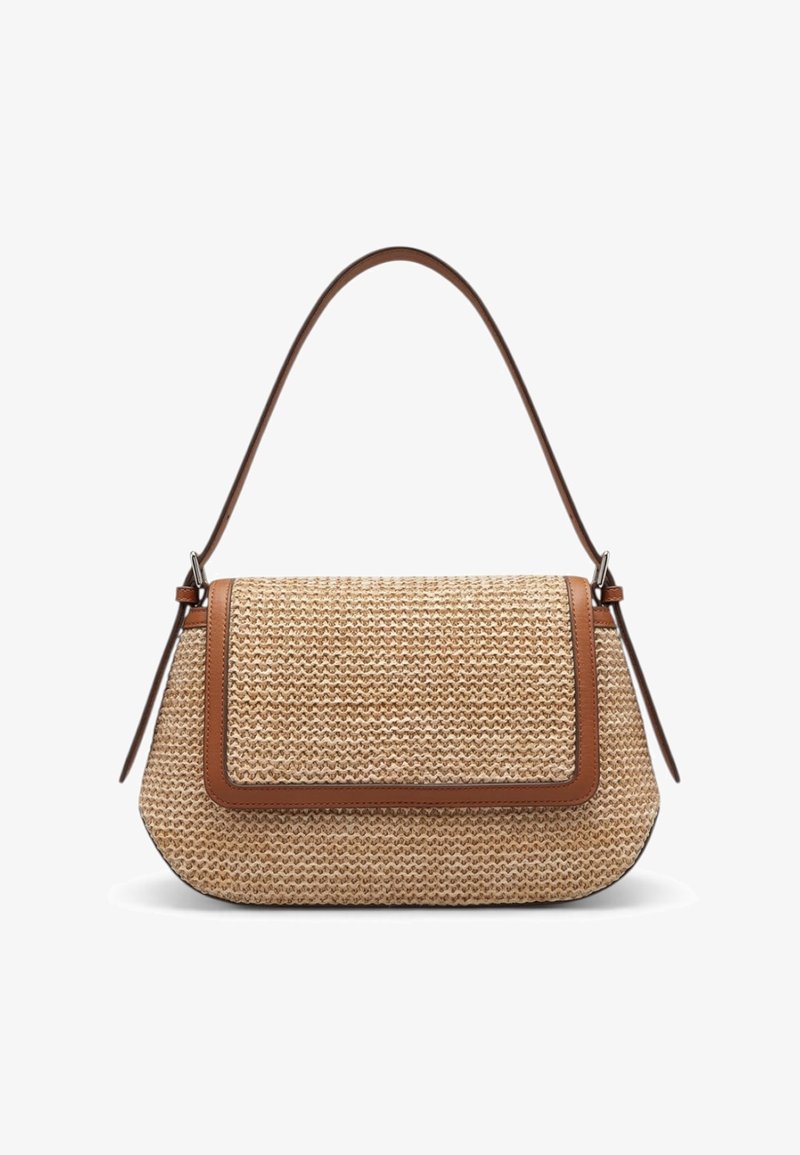 Bolso tejido beige con ribete de cuero marrón y una sola correa larga, cierre con solapa rectangular y bordes inferiores redondeados.