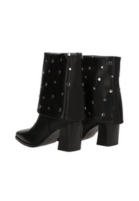 Botas negras hasta el tobillo con un diseño estructurado, que presentan un patrón de tachuelas brillantes y un resistente tacón cuadrado. Fabricadas en material sintético.