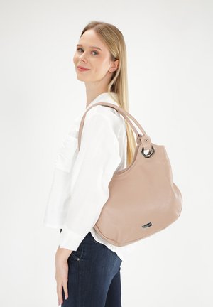 Lichtroze leren handtas met een gestructureerd oppervlak, grote vorm en ronde zilveren hardware. Heeft twee schouderbanden en logo-detail.