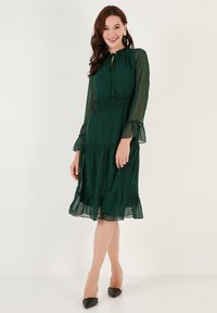 LELA REGULAR FIT - Juhlamekko - emerald