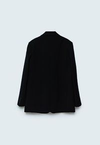 Černý blazer se strukturovaným střihem, klopovými límci a dlouhými rukávy. Obsahuje knoflíky na manžetách a hladkou texturu látky. Zadní pohled.