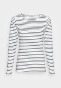 Langarm-T-Shirt aus weißer Baumwolle mit schmalen schwarzen horizontalen Streifen, mit Rundhalsausschnitt und kleinem Logo auf der Brust.