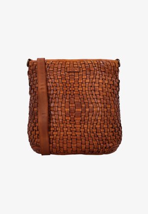 Sac à main en cuir marron avec une texture tissée, présentant un design plat et une longue bandoulière. Logo notable estampé à l'avant.
