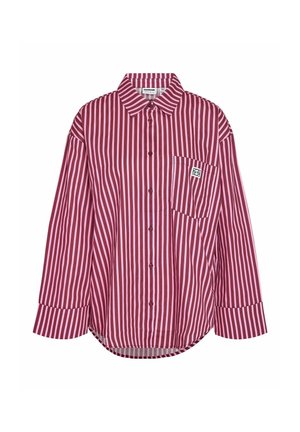 Punase ja roosa triibuline pikkade varrukatega särk, millel on nööbitav krae, eesmine tasku ja kõverdatud ääred; kangas tundub sile ja kerge.