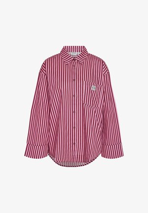 Punase ja roosa triibuline pikkade varrukatega särk, millel on nööbitav krae, eesmine tasku ja kõverdatud ääred; kangas tundub sile ja kerge.