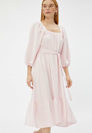 Hellrosa Midikleid mit strukturiertem Finish, quadratischem Ausschnitt, gepufften Ärmeln und tailliertem Bindegürtel. Der ausgestellte Saum sorgt für Bewegung.