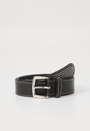 Schwarzer Leder-Gürtel mit rechteckiger Schnalle aus Silbermetall, weißer Akzentnähte und einem durchbrochenen Design am Riemen für zusätzliche Textur.