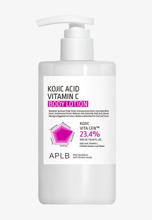 Flacon de lotion corporelle étiqueté Acide Kojique Vitamine C avec une concentration de 23,4 %, distributeur à pompe, et graphique des bienfaits des ingrédients sur fond blanc.