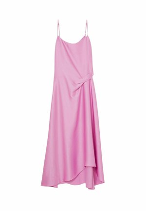 Rozā satīna kleita ar spageti siksnām. Iezīmējas ar pagrieztu detaļu jostasvietā un plūstošu, asimetrisku apakšmalu. Gluda tekstūra.