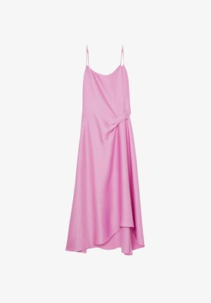 Rozā satīna kleita ar spageti siksnām. Iezīmējas ar pagrieztu detaļu jostasvietā un plūstošu, asimetrisku apakšmalu. Gluda tekstūra.